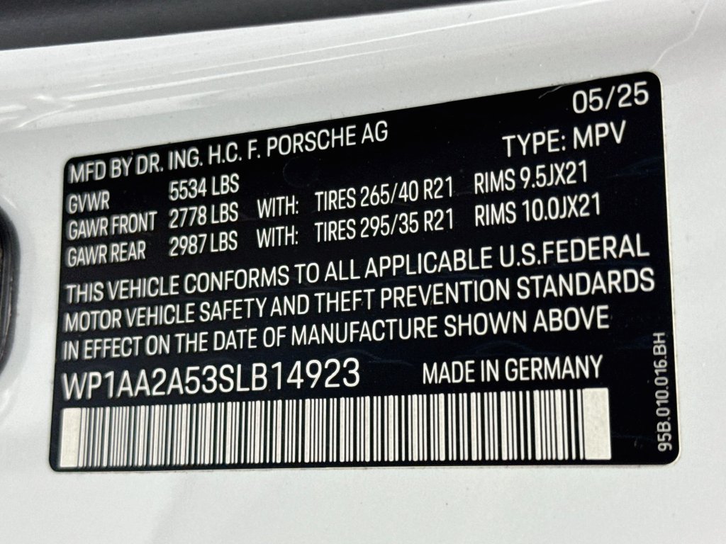 Certified 2025 Porsche Macan AWD/4WD image 35