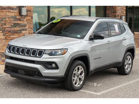 Used 2025 Jeep Compass Latitude AWD/4WD image 7