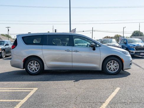 Certified 2024 Chrysler Pacifica Touring-L FWD image 6