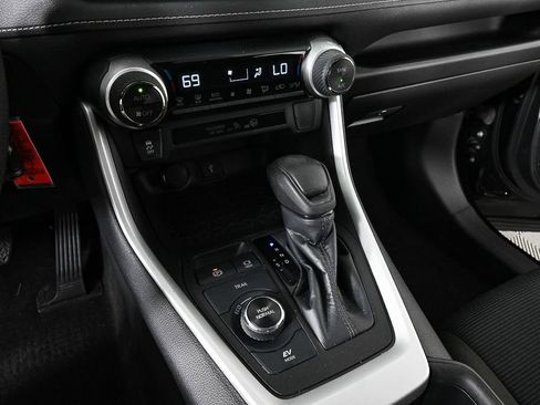 Used 2022 Toyota RAV4 LE image 16