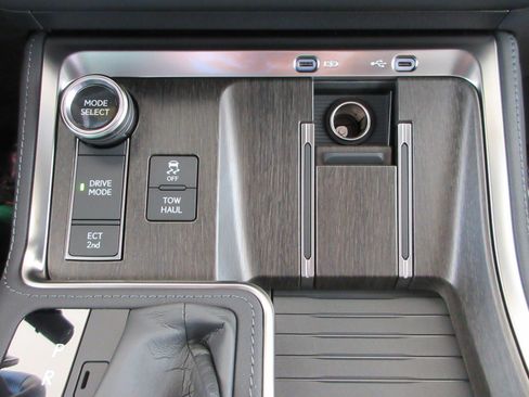Used 2026 Lexus GX 550 w/ Cold Area Package AWD/4WD image 45