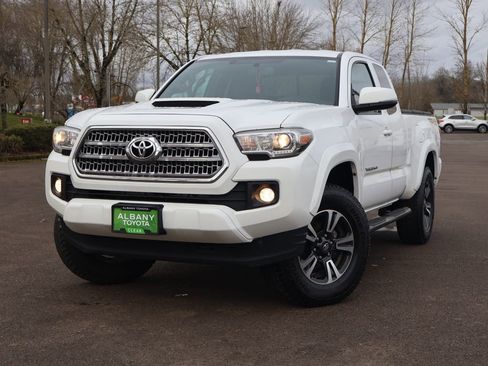 Used 2017 Toyota Tacoma TRD Sport w/ Premium & Technology Package image 1