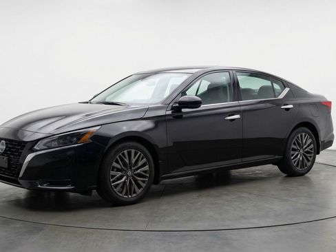 Used 2025 Nissan Altima 2.5 SV image 3