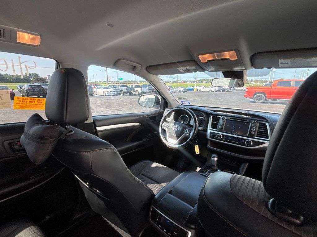 Used 2017 Toyota Highlander Plus FWD image 28