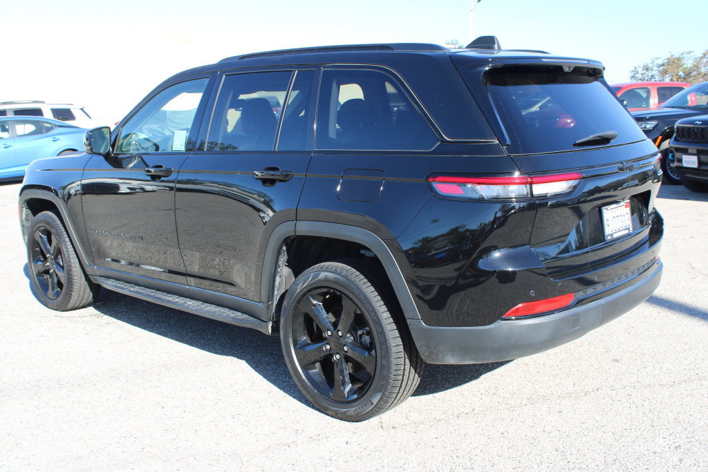 Used 2023 Jeep Grand Cherokee Limited w/ Luxury Tech Group II RWD image 6
