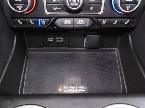 Used 2023 Chevrolet Suburban Premier w/ Advanced Technology Package AWD/4WD image 17