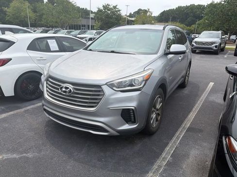 Used 2017 Hyundai Santa Fe SE FWD image 1