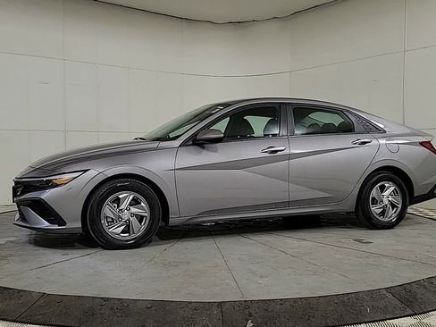 Used 2024 Hyundai Elantra SE image 4