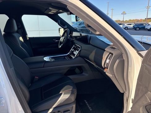 New 2025 Nissan Armada SL w/ Captain's Chari Seat Package AWD/4WD image 11