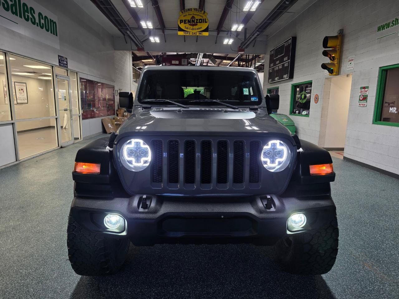 Used 2018 Jeep Wrangler Unlimited Sport S AWD/4WD image 3