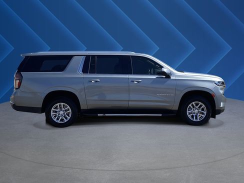 Used 2024 Chevrolet Suburban LT RWD image 2