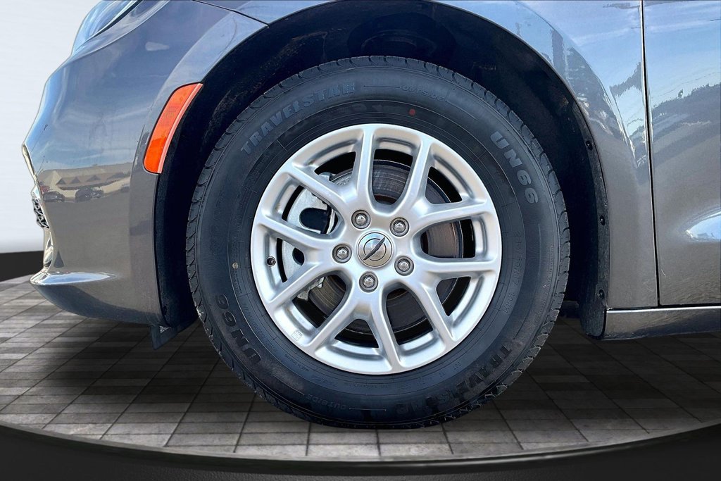 Used 2023 Chrysler Pacifica Touring-L FWD image 9