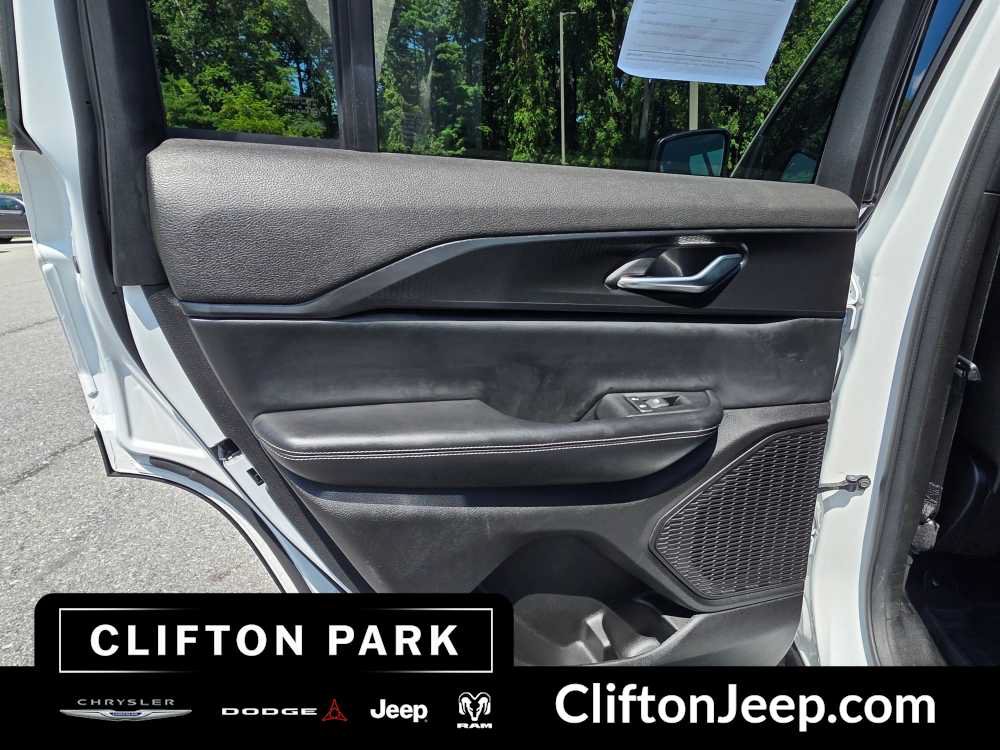Used 2024 Jeep Grand Cherokee Laredo AWD/4WD image 12