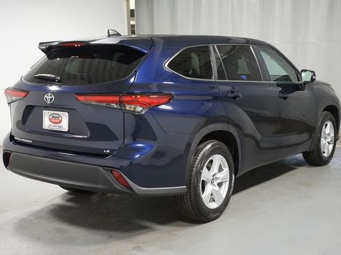 Used 2023 Toyota Highlander LE FWD image 8