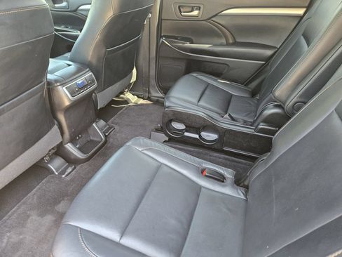 Used 2017 Toyota Highlander XLE FWD image 30