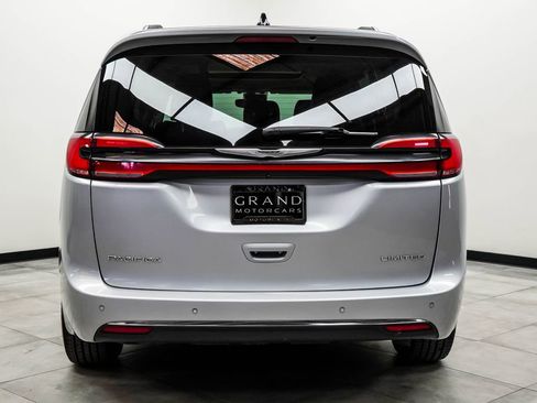 Used 2023 Chrysler Pacifica Limited FWD image 9