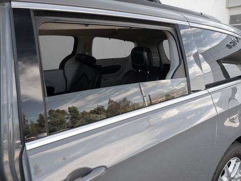 Used 2022 Chrysler Pacifica Touring-L FWD image 13