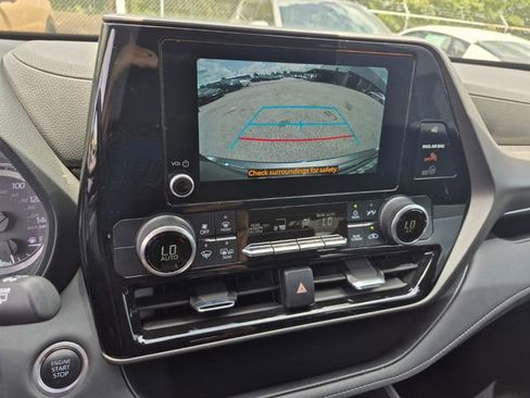 Used 2024 Toyota Highlander LE FWD image 17