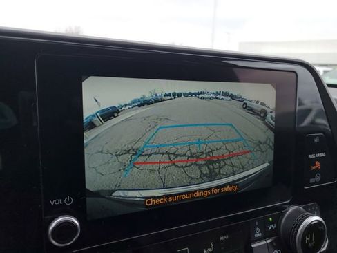 Used 2025 Toyota Highlander XLE AWD/4WD image 16