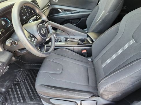 Used 2025 Hyundai Elantra SE image 13