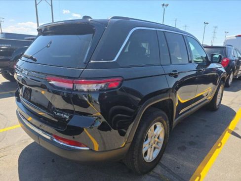 Used 2024 Jeep Grand Cherokee Laredo AWD/4WD image 3