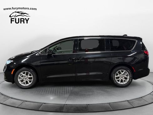 Used 2023 Chrysler Pacifica Touring-L FWD image 6