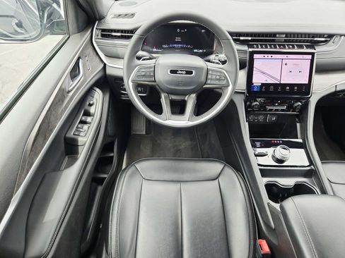 Used 2025 Jeep Grand Cherokee Limited AWD/4WD image 11