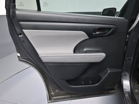Used 2021 Toyota Highlander L image 13