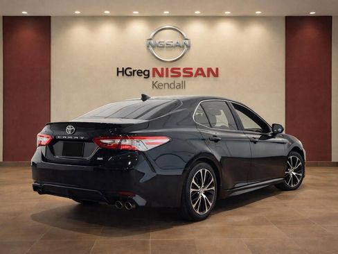 Used 2020 Toyota Camry SE FWD image 4