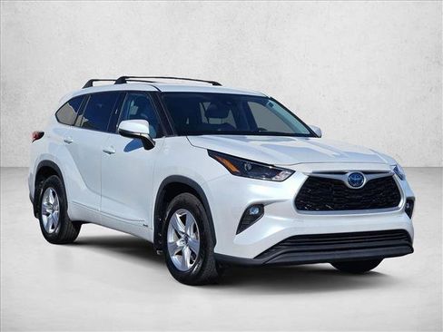 Used 2022 Toyota Highlander LE AWD/4WD image 3