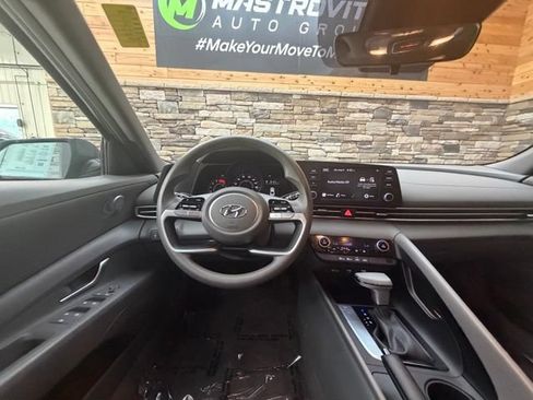 Used 2023 Hyundai Elantra SEL w/ Preferred Accessory Package FWD image 19