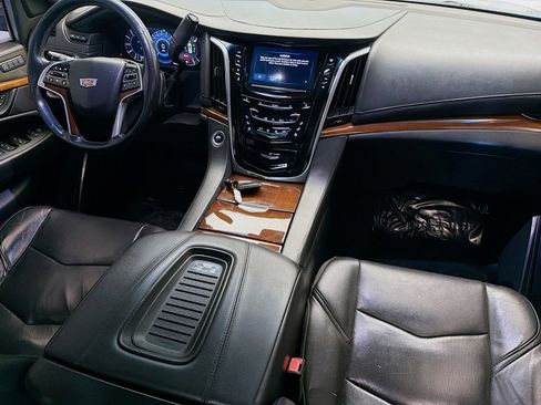 Used 2019 Cadillac Escalade ESV Luxury RWD image 12