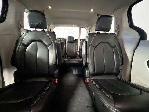 Used 2023 Chrysler Pacifica Touring-L image 33
