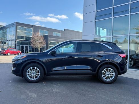 Used 2021 Ford Escape SE image 2