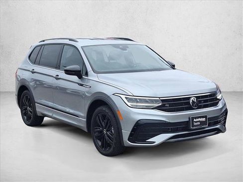 Used 2022 Volkswagen Tiguan SE R-Line image 3