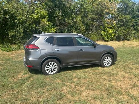 Used 2017 Nissan Rogue SV w/ SV Family Package FWD image 13