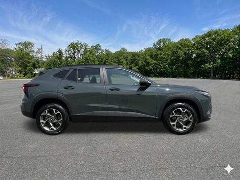 Used 2025 Chevrolet Trax LT FWD image 10