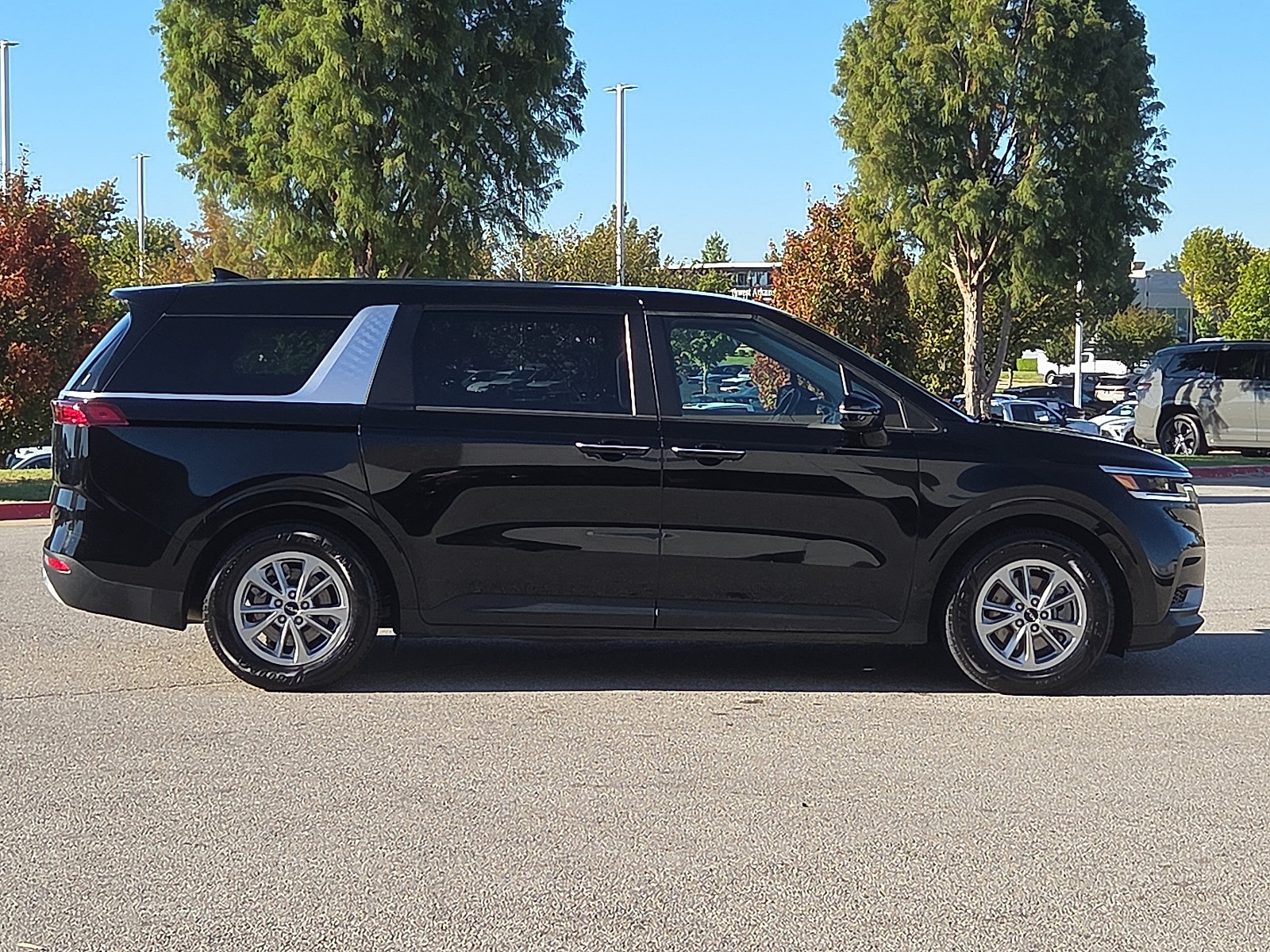 Used 2023 Kia Carnival LX FWD image 6