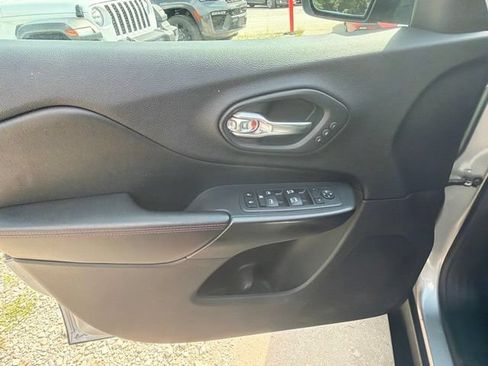 Used 2019 Jeep Cherokee Trailhawk AWD/4WD image 16