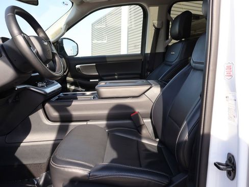 Certified 2025 Ford Expedition Platinum image 24