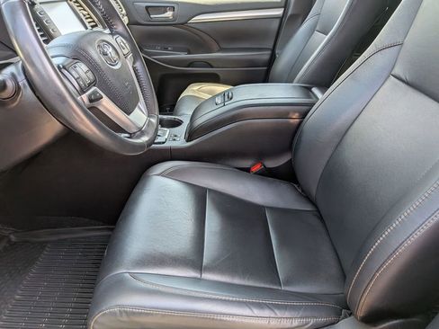 Used 2019 Toyota Highlander XLE AWD/4WD image 12