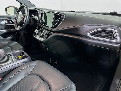 Used 2021 Chrysler Pacifica Touring-L w/ Uconnect Theater Family Group AWD/4WD image 30