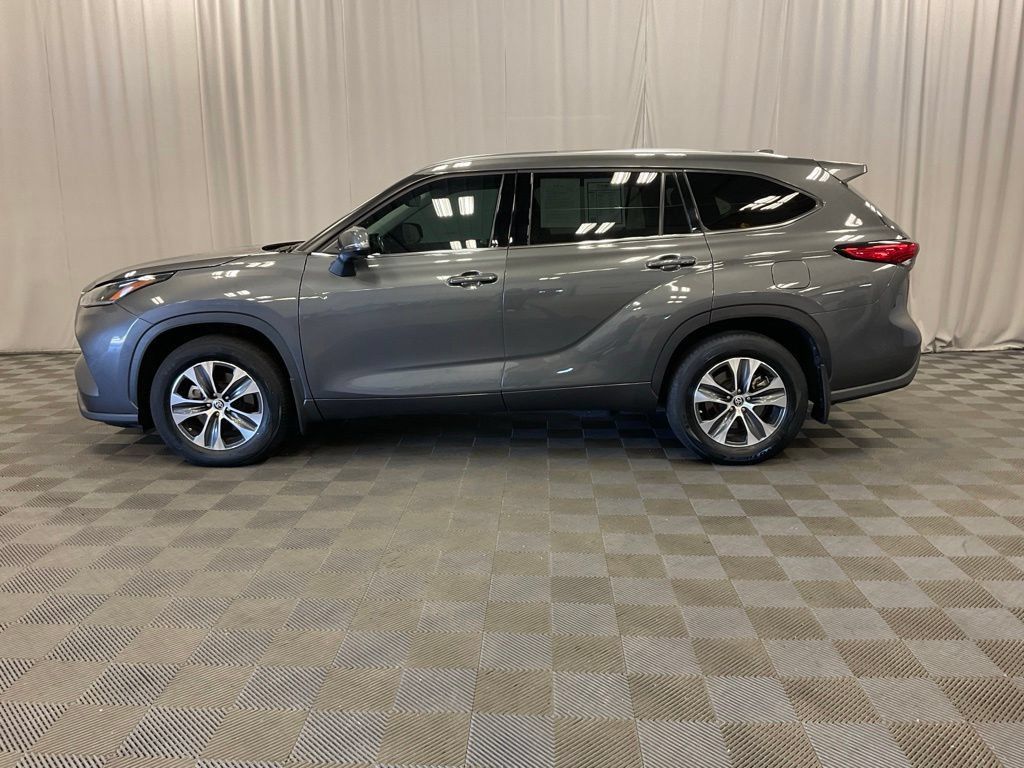 Used 2021 Toyota Highlander XLE AWD/4WD image 8