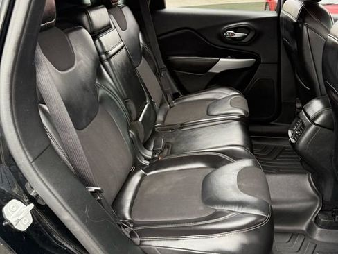 Used 2018 Jeep Cherokee Latitude Plus w/ Cold Weather Group image 11