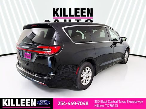 Used 2025 Chrysler Pacifica Select FWD image 8