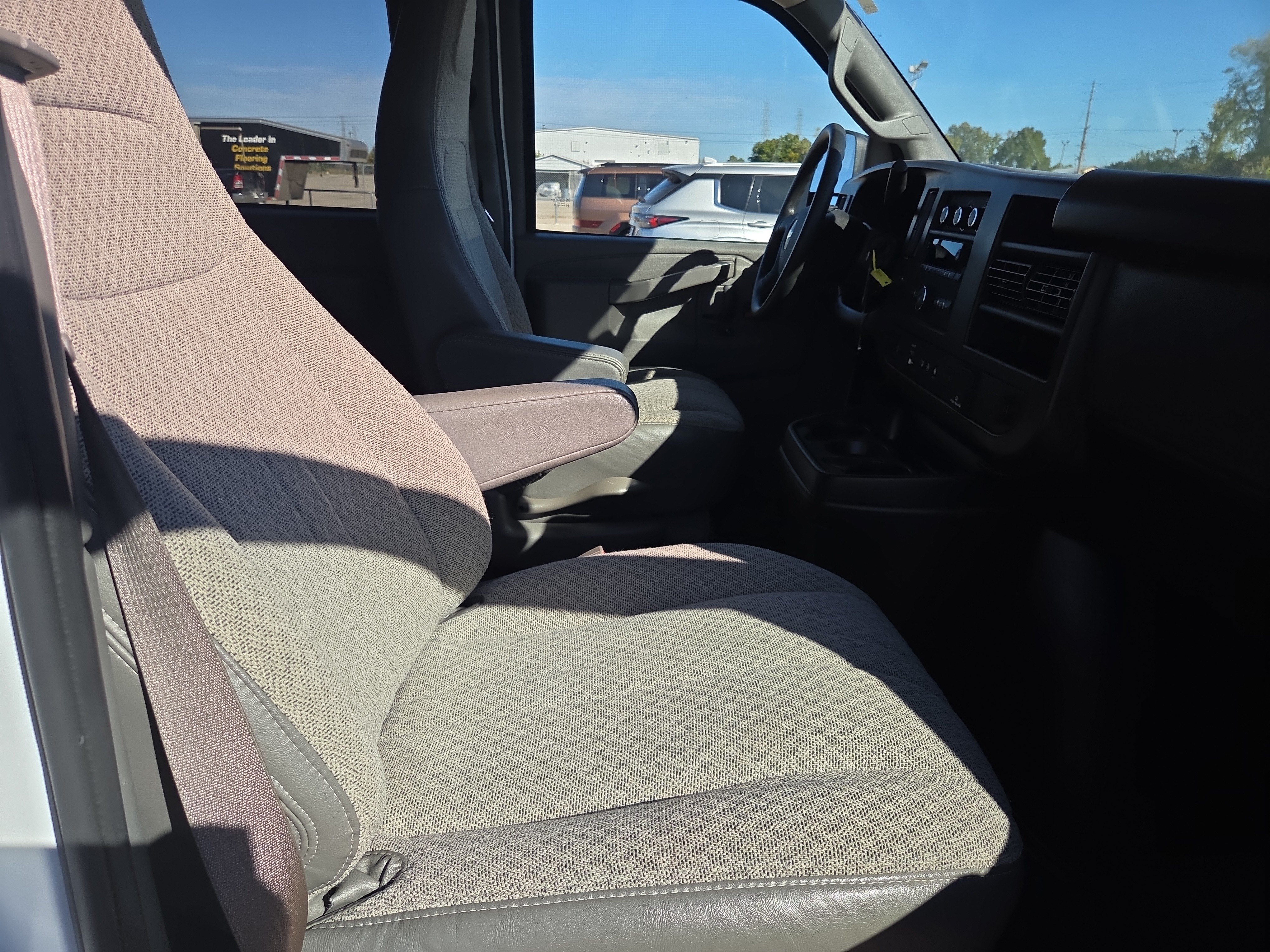 Used 2025 Chevrolet Express 3500 LT w/ LT Preferred Equipment Group RWD image 8