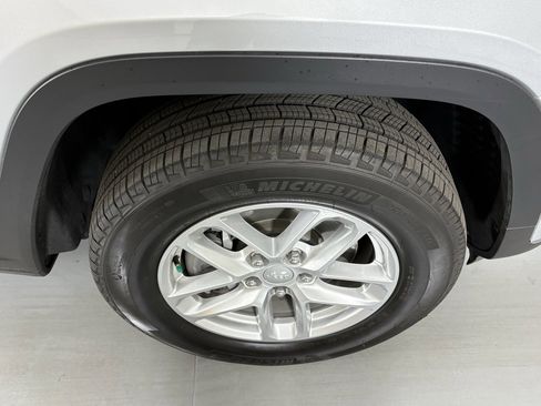 Used 2025 Jeep Grand Cherokee L Laredo image 11