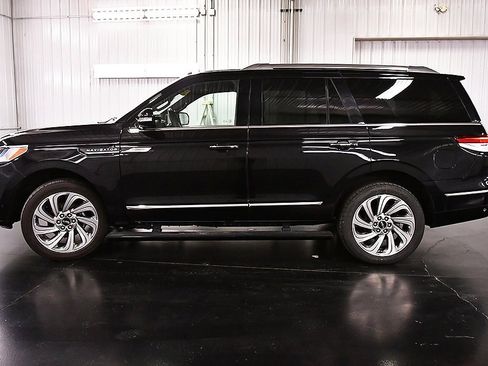 Used 2024 Lincoln Navigator Premiere image 4