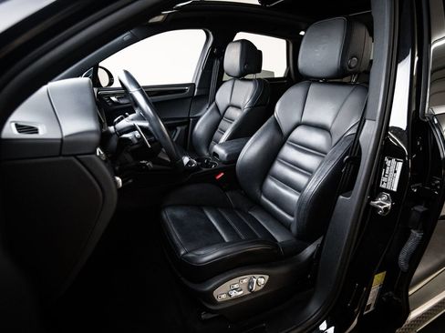 Certified 2024 Porsche Macan AWD/4WD image 5