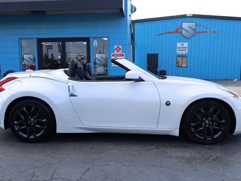 Used 2017 Nissan 370Z Touring image 2